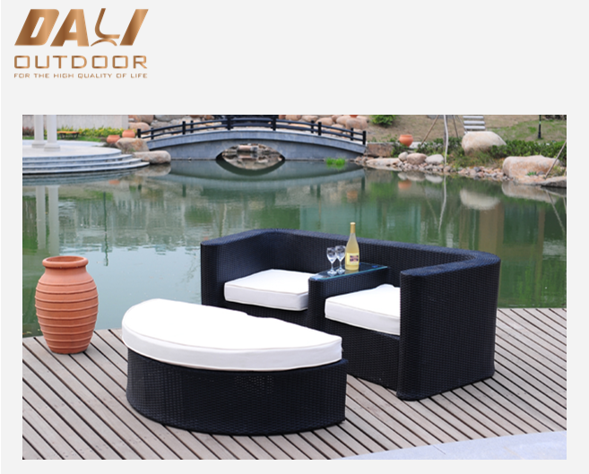 Outdoor-Loungesessel-Set aus PE-Rattangeflecht mit Fußhocker